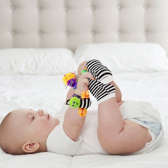 bebe allonge joue hochet bebe mains pieds