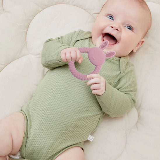 bebe allonge tient anneau de dentition bebe rose