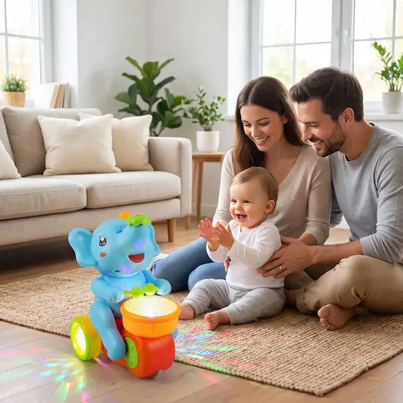 bébé applaudit assis sol papa maman regardent jouet bebe