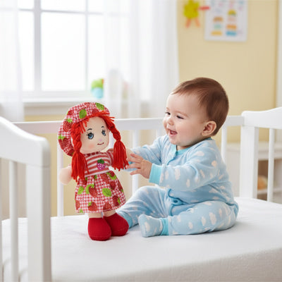 bebe assis berceau joue poupee de chiffon rouge