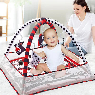 bebe assis dans tapis d eveil maman surveille