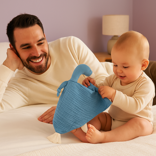 bebe assis tient lit tient doudou bebe