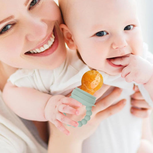 bebe content tient grignoteuse bebe maman sourit