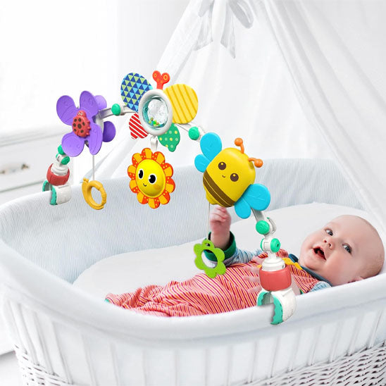 bebe dans berceau joue avec mobile pour bebe