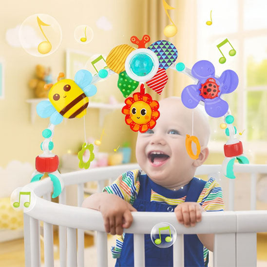 bebe dans parc joue avec mobile pour bebe abeille