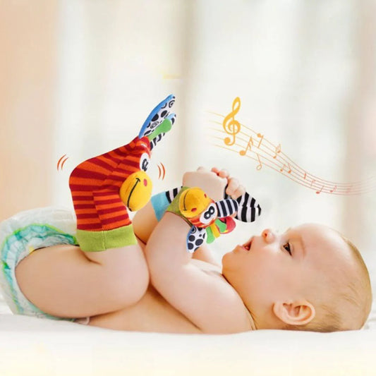 bebe decouvre hochet pour bebe girafe pieds poignets