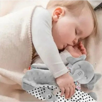 bebe dort avec doudou bebe