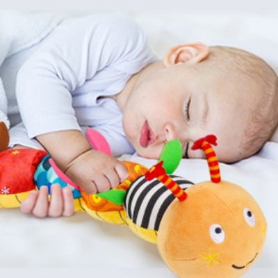 bebe dort avec hochet