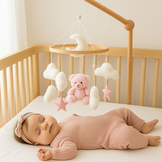 bebe dort avec mobile bebe ourson rose nuage