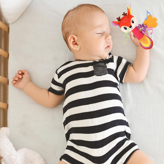 bebe dort hochet bebe dans main bebe