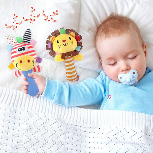 bebe dort tient hochet bebe