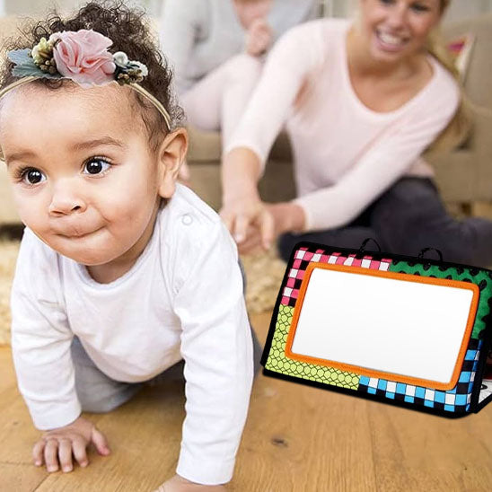bebe fille quatre pattes maman derriere livre bebe tissu droite image