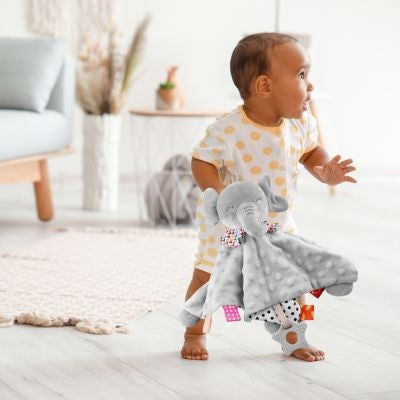 bebe garcon marche avec doudou bebe elephant