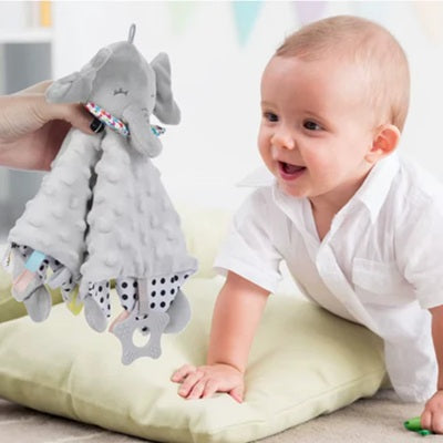 bebe garcon regarde doudou bebe