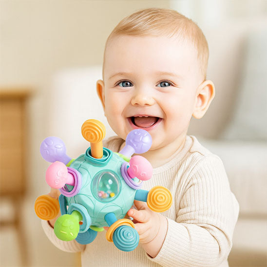 bebe garcon tient hochet bebe dans mains