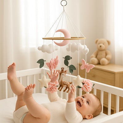 bebe leve mains pieds joue avec mobile bebe berceau