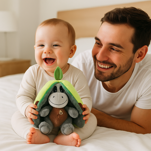 bebe lit tient peluche qui respire papa sourit