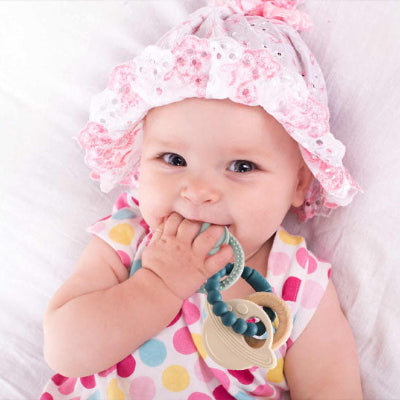 bebe met dans bouche anneau dentition bebe planete