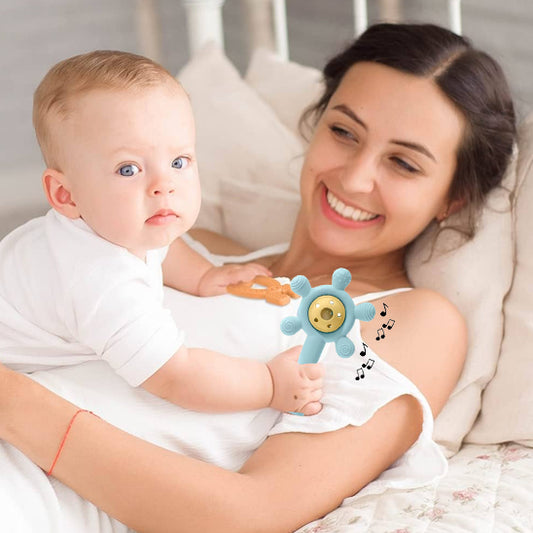 bebe pose sur maman avec hochet bebe
