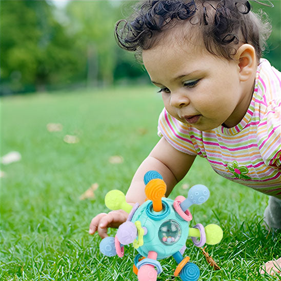 bebe quatre patte avec hochet bebe devant bebe