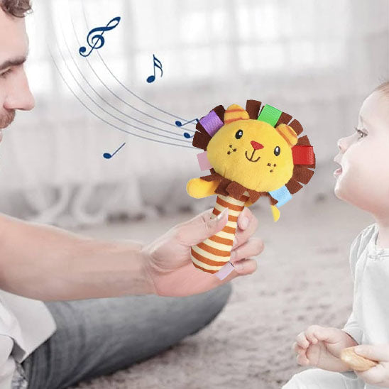 bebe regarde hochet bebe avec papa