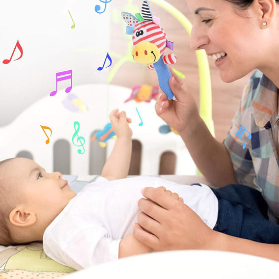 bebe sourit maman tient hochet bebe