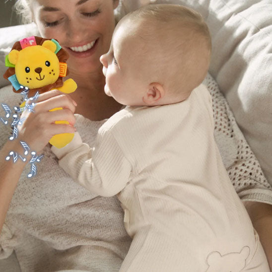 bebe sur maman hochet bebe main bebe