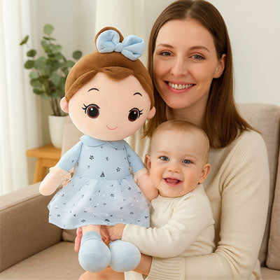 bebe sur maman tient poupee de chiffon robe bleue