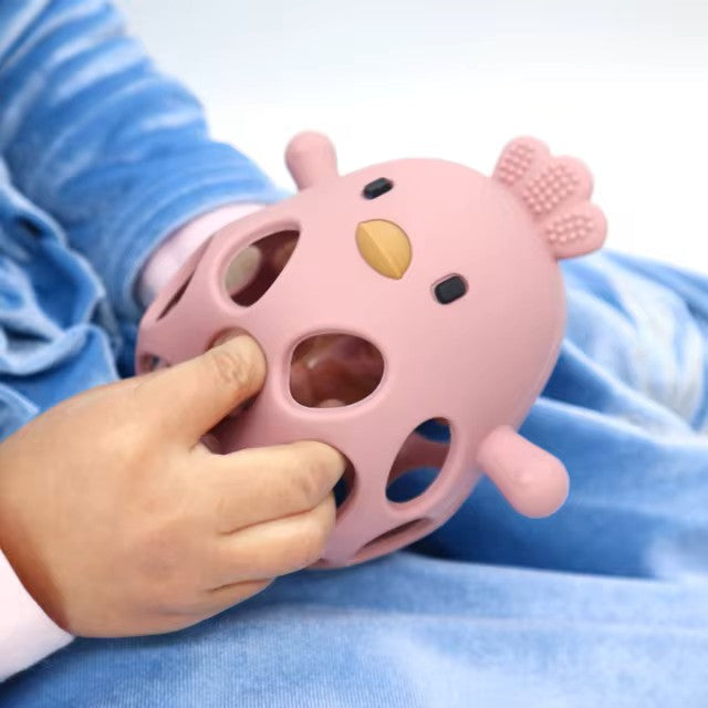 bebe tient anneau de dentition bebe-rose