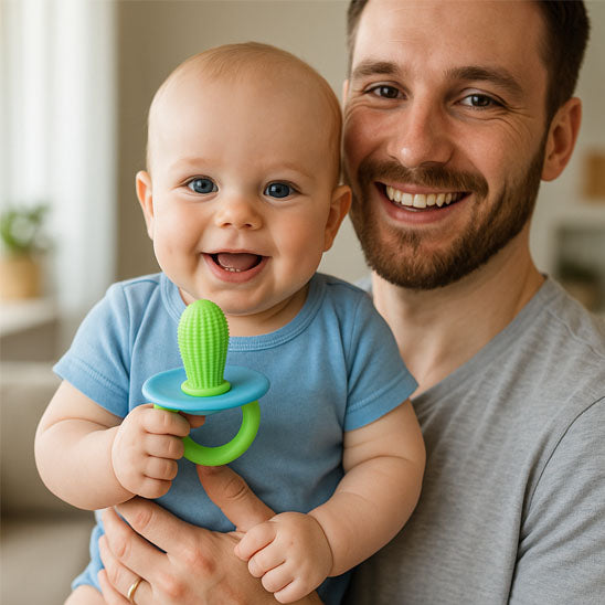 bebe tient anneau de dentition papa tient bebe