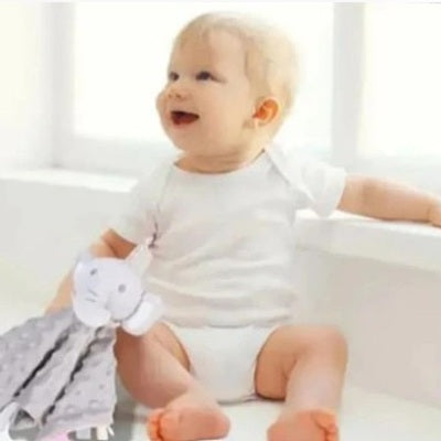 bebe tient doudou bebe elephant