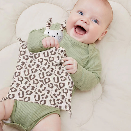 bebe tient doudou naissance ses bras