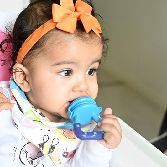 bebe tient grignoteuse bebe bleue