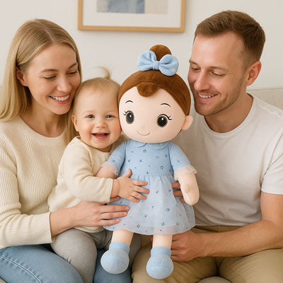bebe tient poupee de chiffon avec papa maman