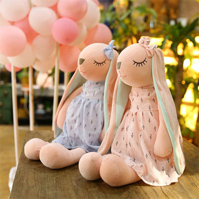 deux peluche lapin robe rose bleue assises table jardin