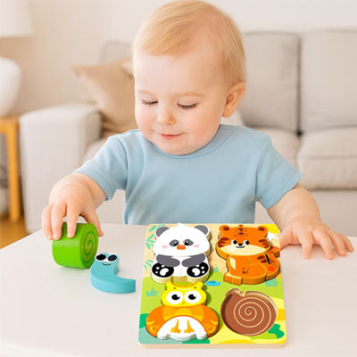 enfant joue puzzle bebe en bois animaux