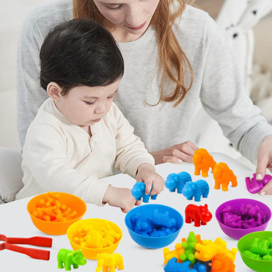enfant tri animaux sauvages avec maman