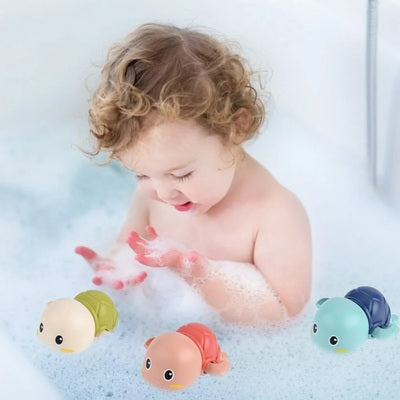 fille baignoire bain moussant jouet de bain dedans