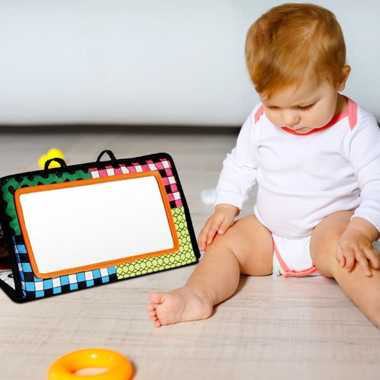 livre bebe tissu pres bebe assis