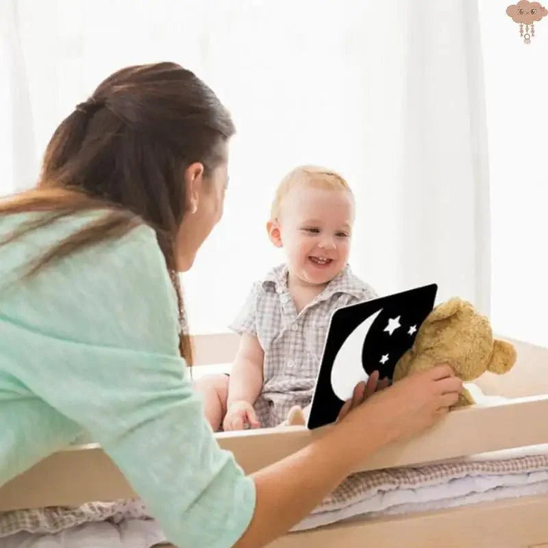 maman joue livre pour bebe enfant heureux
