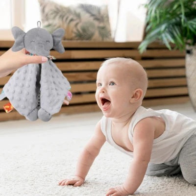 maman tient doudou bebe elephant