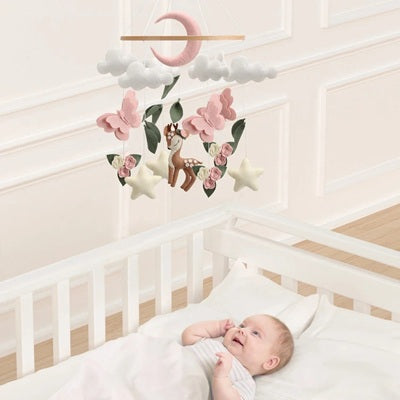 mobile bebe au dessus berceau bebe regarde