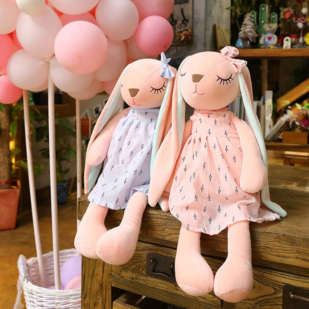 peluche lapin assis bord table jardin avec ballons
