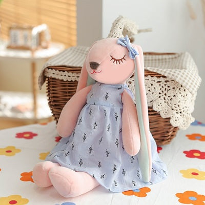 peluche lapin assis table robe bleue