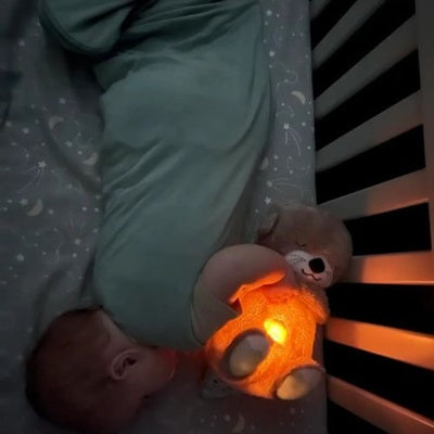 peluche loutre qui respire pres bebe dort eclaire berceau