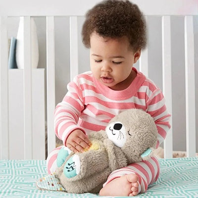 petit garcon appuie ventre peluche loutre qui respire