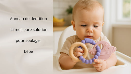 bebe tient anneau de dentition apaisant pour soulager les gencives