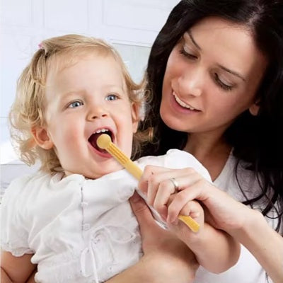 anneau dentition bebe jaune dans bouche fille avec maman