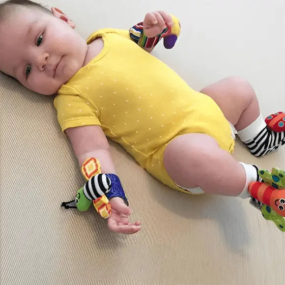 bébé allongé avec hochet bébé mains pieds