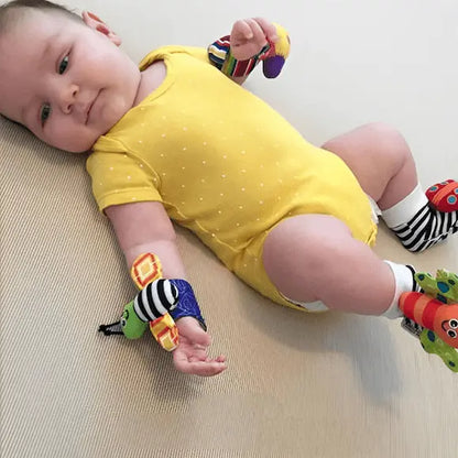 bébé allongé avec hochet bébé mains pieds
